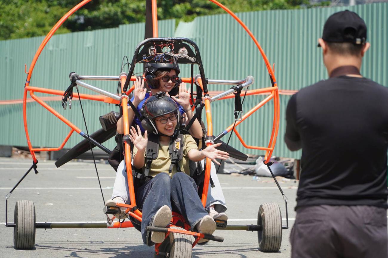 Motor paragliding in Ho Chi Minh City brings a new and exciting experience, attracting many young people who love adventure to participate.