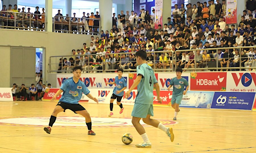 Một pha bóng trong trận chung kết giữa đội Futsal Đại học Cần Thơ và Trường Đại học Nam Cần Thơ. Ảnh: Trọng Đạt