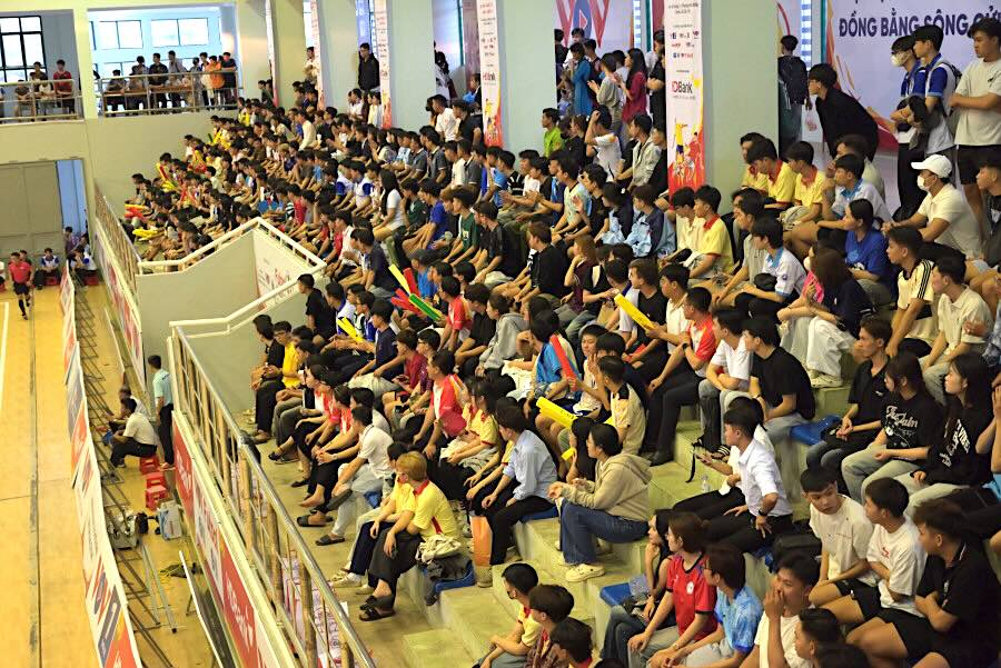 Giải Futsal HDBank Sinh viên khu vực ĐBSCL năm 2026 được sự cổ vũ nhiệt tình của sinh viên các trường. Ảnh: Trọng Đạt