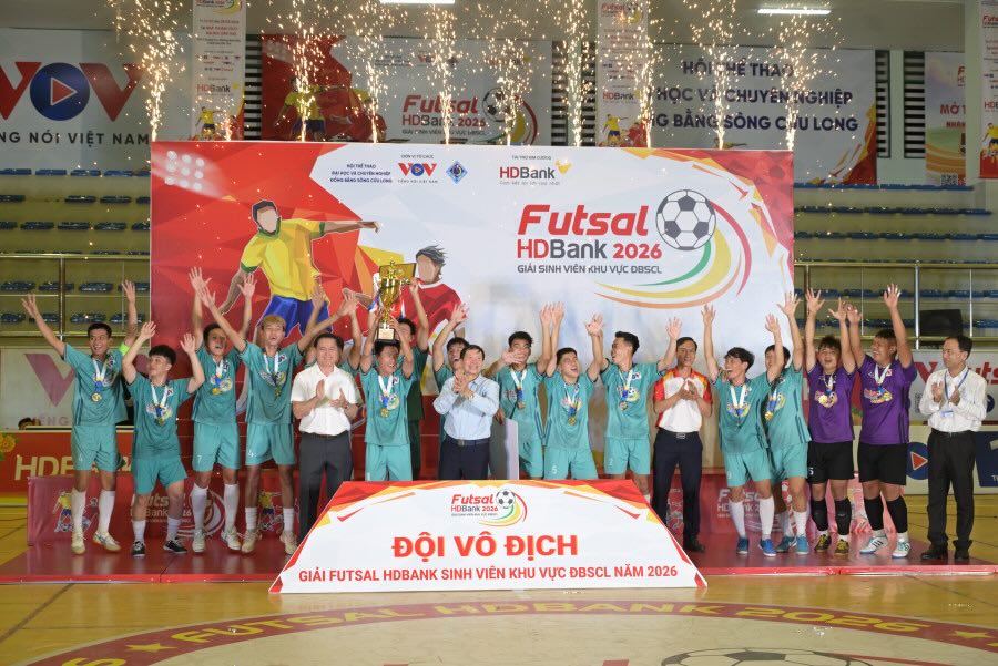 The Futsal team of Nam Can Tho University won the championship cup of the HDBank Student Futsal Tournament in the Mekong Delta region in 2026. Photo: Trong Dat