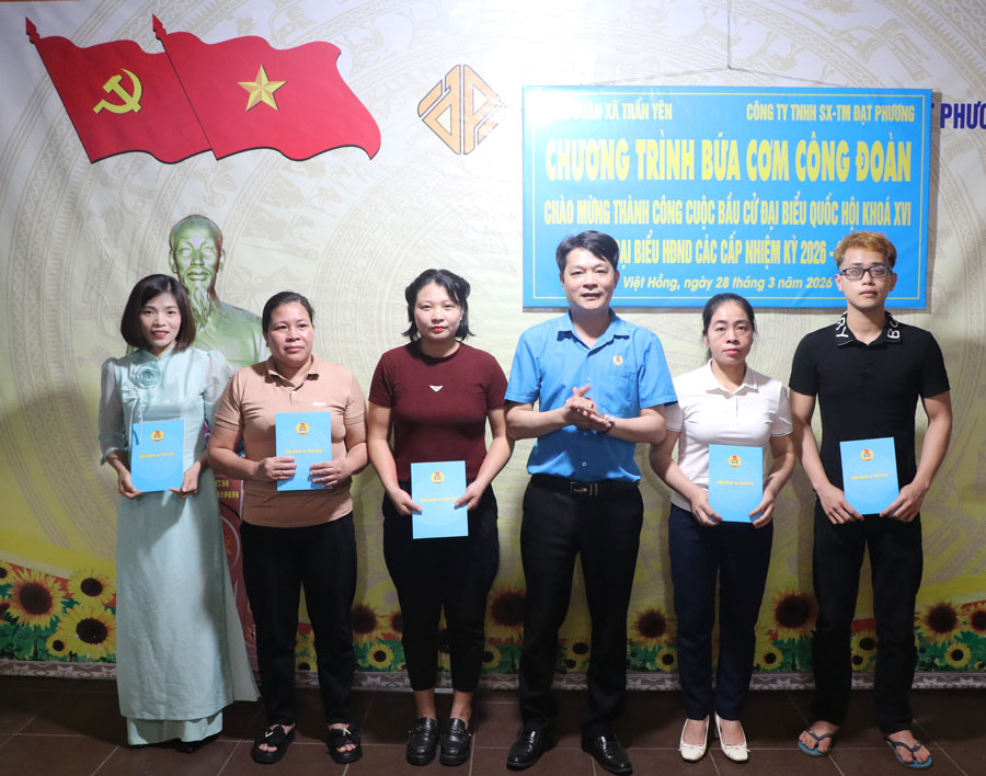 Nhân dịp này, Công đoàn xã Trấn Yên đã trao tặng 15 suất quà cho đoàn viên, người lao động có hoàn cảnh khó khăn, mỗi suất trị giá 500.000 đồng.