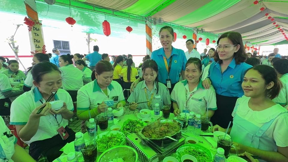 Bữa cơm Công đoàn góp phần chăm lo đời sống, gắn kết đoàn viên, người lao động tại doanh nghiệp. Ảnh: Hoàng Lộc