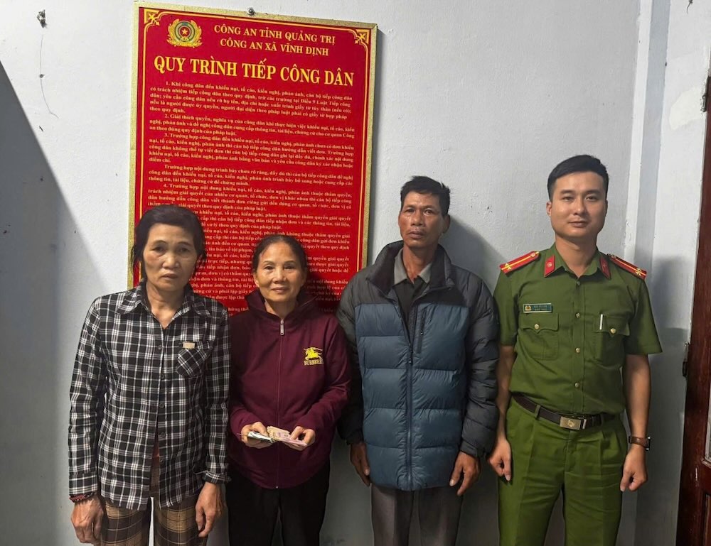 After picking up the money, the couple took it to the police to report and hand it over to the person who dropped it. Photo: Vinh Dinh Commune Police