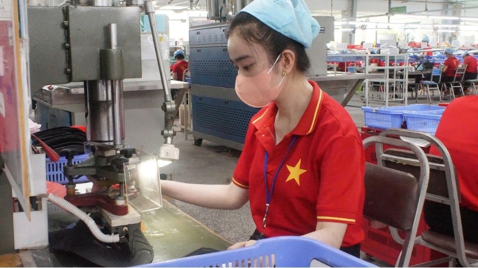 Công nhân Công ty Cổ phần Đầu tư và sản xuất công nghiệp Lefaso Trà Vinh bày tỏ mong muốn được chăm lo tốt hơn về đời sống. Ảnh: Hoàng Lộc