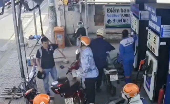 2 men scuffle due to a collision at a gas station. Photo: Police provided