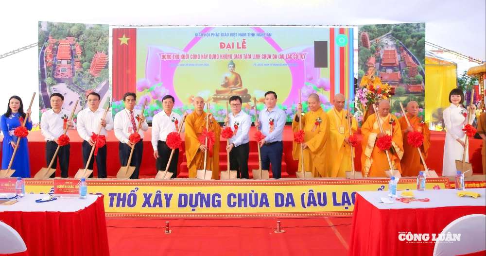 ダ寺の建設開始式典を行う代表者.