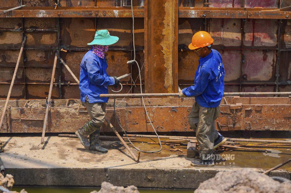 Dự án có tổng số 11 gói thầu xây lắp, trong đó 10 gói thi công xây lắp và 1 gói thi công hệ thống an toàn giao thông. Theo báo cáo, tổng tiến độ thi công 3 dự án thành phần đạt khoảng 55%.