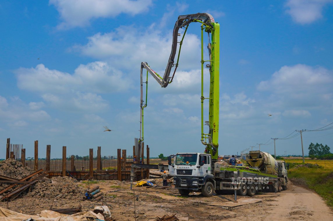 Ông Đặng Văn Đồng - Công ty CP cầu 14 (đơn vị thi công) cho biết, tổng gói thầu trị giá hơn 300 tỉ đồng, đến hiện tại, sản lượng nhà thầu đã thi công đạt hơn 200 tỉ đồng. Ngoài cầu Tư Bun, đơn vị còn triển khai một số cầu khác như cầu Rạch Sỏi, cầu Kênh Mỹ...