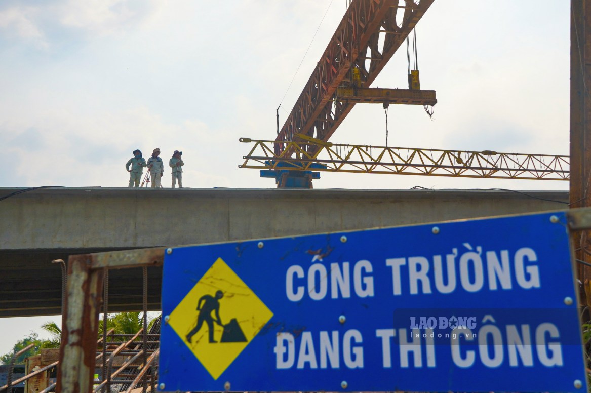 Ông Đặng Văn Đồng cho biết thêm, do thiếu cát và đá, nguồn lực nhân công thi công chỉ huy động khoảng 20 người/ca. Nếu nguồn vật liệu dồi dào, không khí triển khai các hạng mục sẽ đồng loạt và khẩn trương hơn.