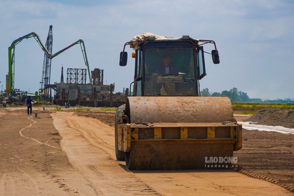 Ông Lê Minh Cường – Giám đốc Ban QLDA thông tin, tổng nhu cầu cát cho 3 dự án thành phần hơn 17 triệu m3. Trong đó, dự án thành phần 4 chiếm tỉ trọng lớn nhất với trên 8 triệu m3. Đến nay, nguồn cát đã xác định được khoảng 13 triệu m3 từ các mỏ cát sông và khoảng 1 triệu m3 cát biển, song khối lượng thực tế đã khai thác, vận chuyển về công trường mới đạt khoảng 10 triệu m3. Do vậy nguồn nguyên liệu này vẫn còn thiếu hụt so với nhu cầu thi công.