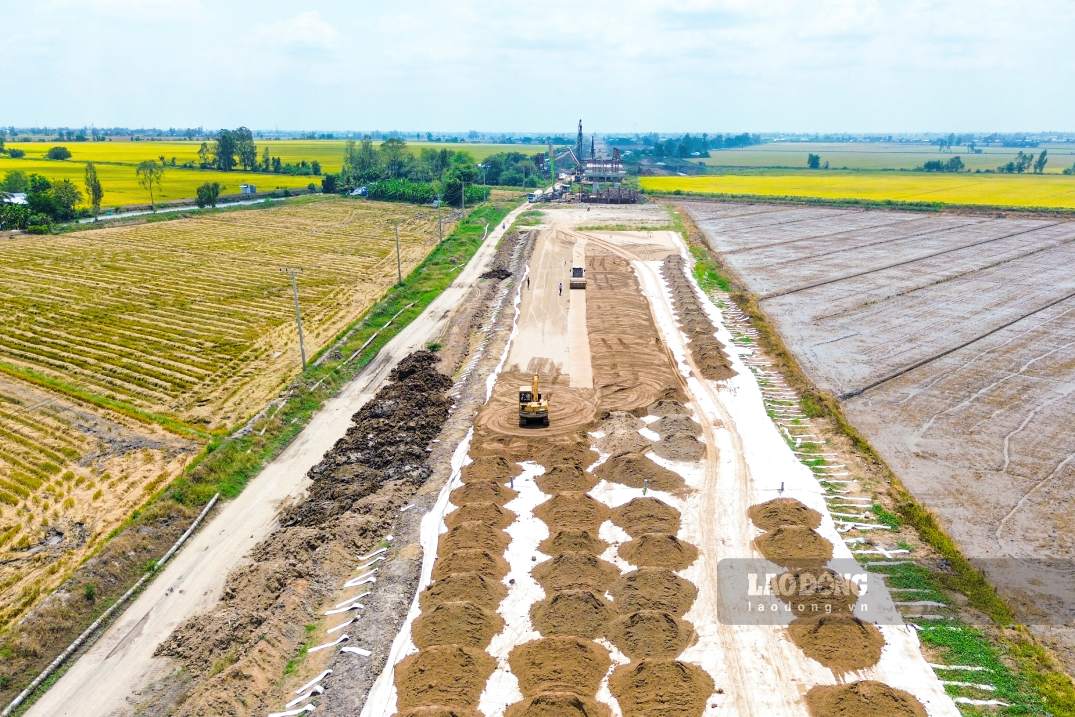 Nhu cầu đá khoảng 4,123 triệu m3, đã sử dụng khoảng 0,8 triệu m3; còn thiếu trên 2,2 triệu m3 đá và một lượng lớn cát phục vụ thi công nền đường.