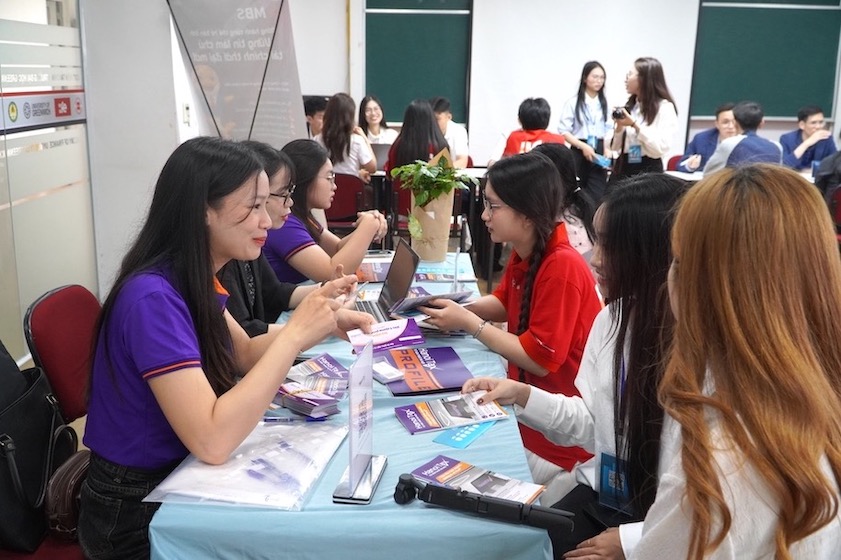 Sinh viên Viện Đào tạo Quốc tế – Học viện Tài chính tìm hiểu thông tin tuyển dụng tại Ngày hội việc làm ngày 28.3. Ảnh: Tường Vân