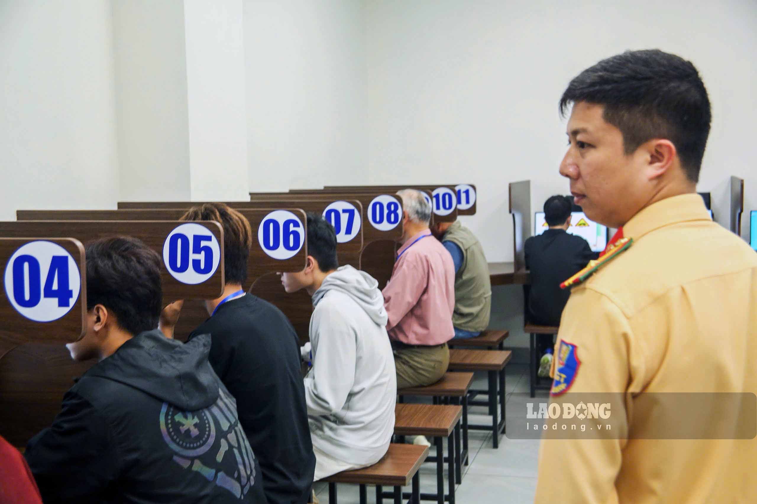 Lực lượng Cảnh sát giao thông tiếp nhận nhiệm vụ sát hạch, cấp, đổi giấy phép lái xe từ tháng 3.2025. Ảnh: Tô Thế 