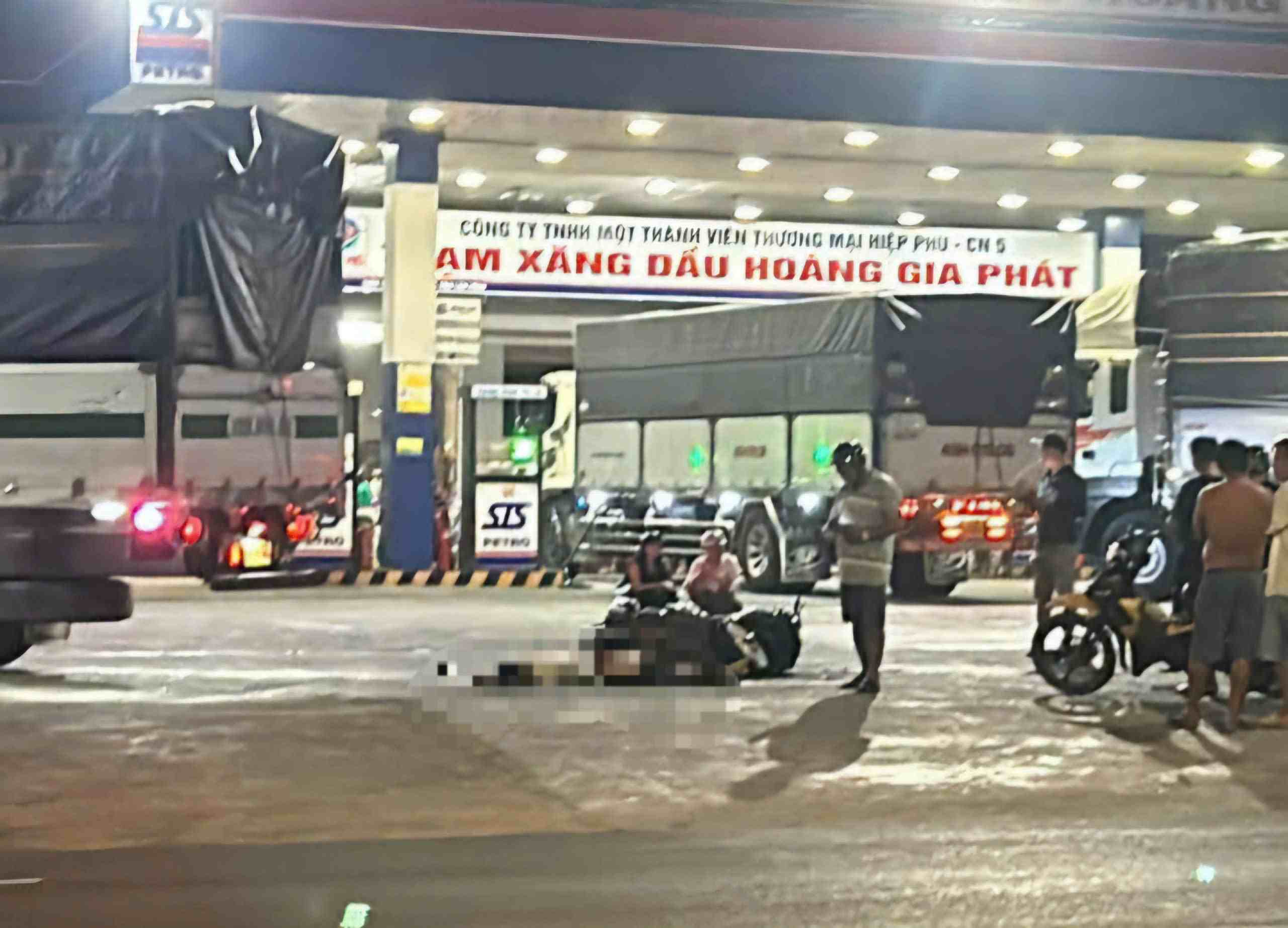 Scene of the collision between a truck and a motorbike that killed 1 person. Photo: Phuc Khanh