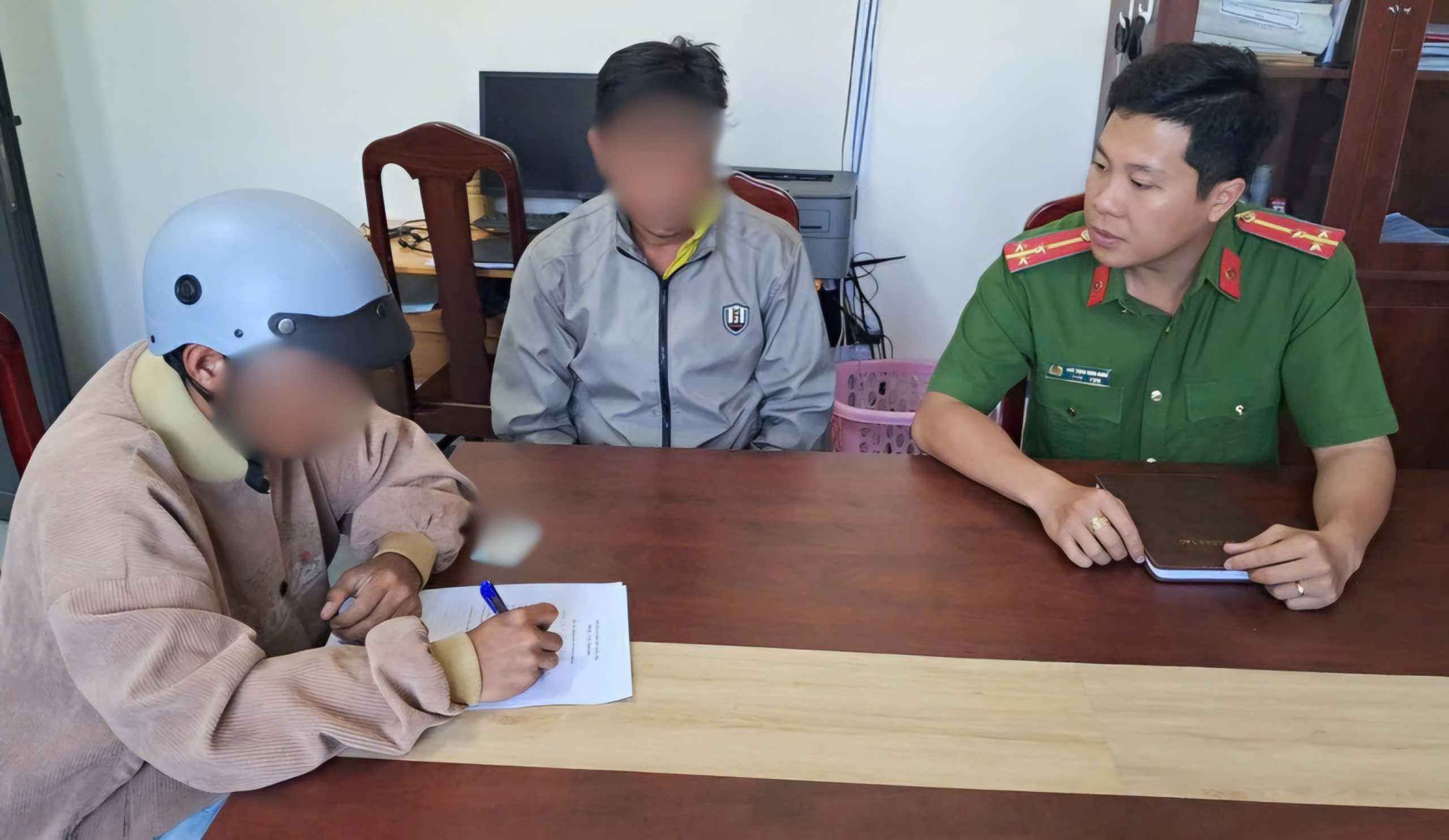 Công an gọi hỏi, răn đe, giáo dục các thanh thiếu niên có biểu hiện hư hỏng. Ảnh: Phúc Khánh 