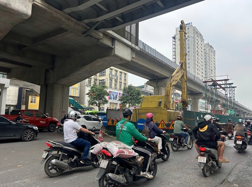 Nhiều tuyến đường ở Hà Nội bị rào chắn gây áp lực giao thông. Ảnh: Quách Đồng