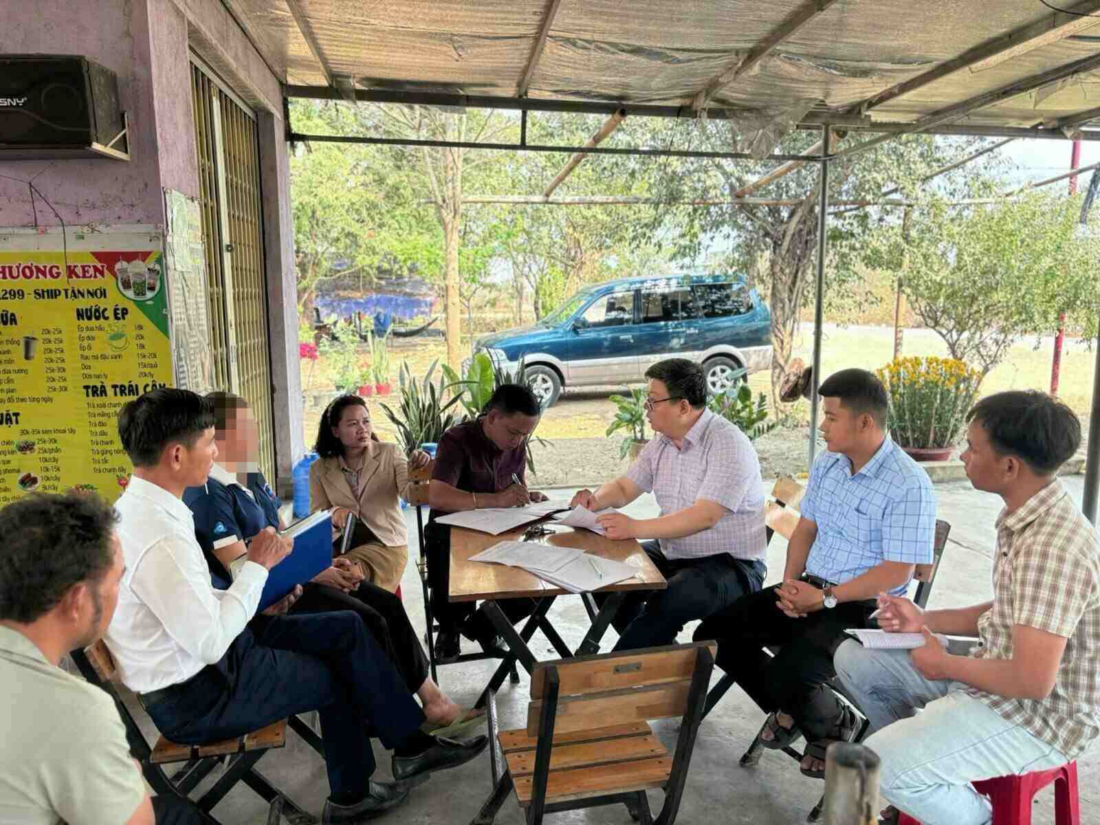 Functional forces investigate and monitor a death case due to rabies in Buon Don commune, Dak Lak province. Photo: Hai Nam