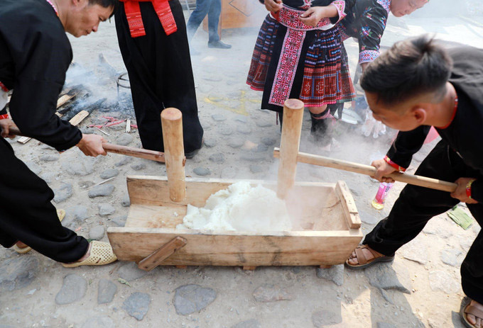 Sau khi xôi chín, cuộc thi thực sự sôi động khi các chàng trai to khỏe bắt đầu giã.