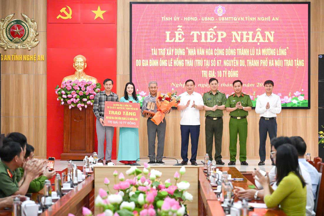 Sponsors present symbols to the community cultural house to avoid floods in Muong Long commune. Photo: Ngoc Anh