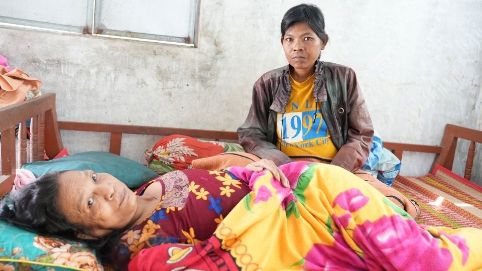 Long-term illness, no money for treatment, family living precariously day by day. Photo: Hoang Loc