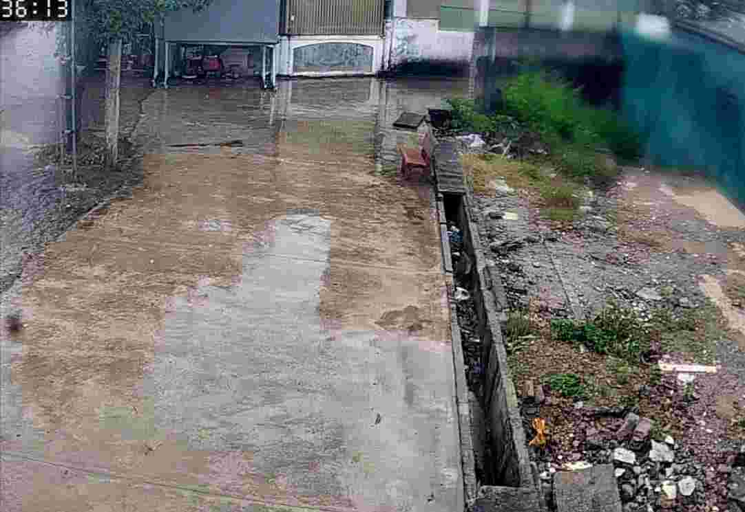 Mương thoát nước lấn vào phần đất của ông Long tại phường Vinh Hưng, khiến việc xây nhà của gia đình không thể triển khai. Ảnh: Quang Đại