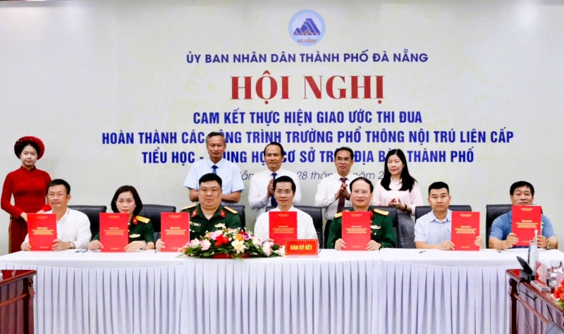 Nhà thầu ký cam kết thực hiện giao ước thi đua hoàn thành 6 Trường phổ thông nội trú liên cấp TH-THCS trên địa bàn thành phố. Ảnh: