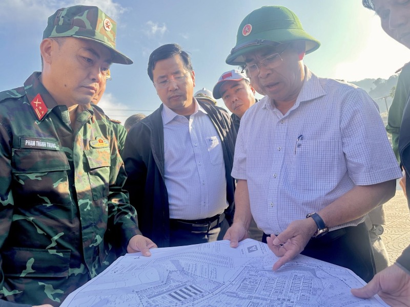 Lãnh đạo Đà Nẵng kiểm tra tiến độ xây dựng trường nội trú liên cấp tại xã Hùng Sơn. Ảnh: Pa Rai