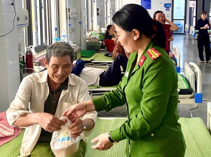 A pot of loving porridge brings more than 200 portions of porridge to poor patients. Photo: Tuyen Phu Commune Police