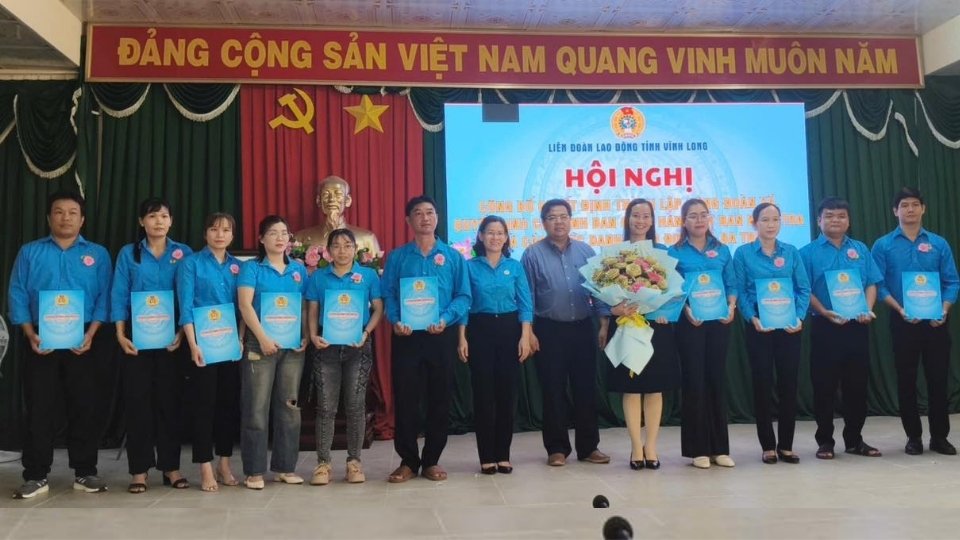 Conference announcing the decision to establish Commune and Ward Trade Unions in Vinh Long province. Photo: Hoang Loc