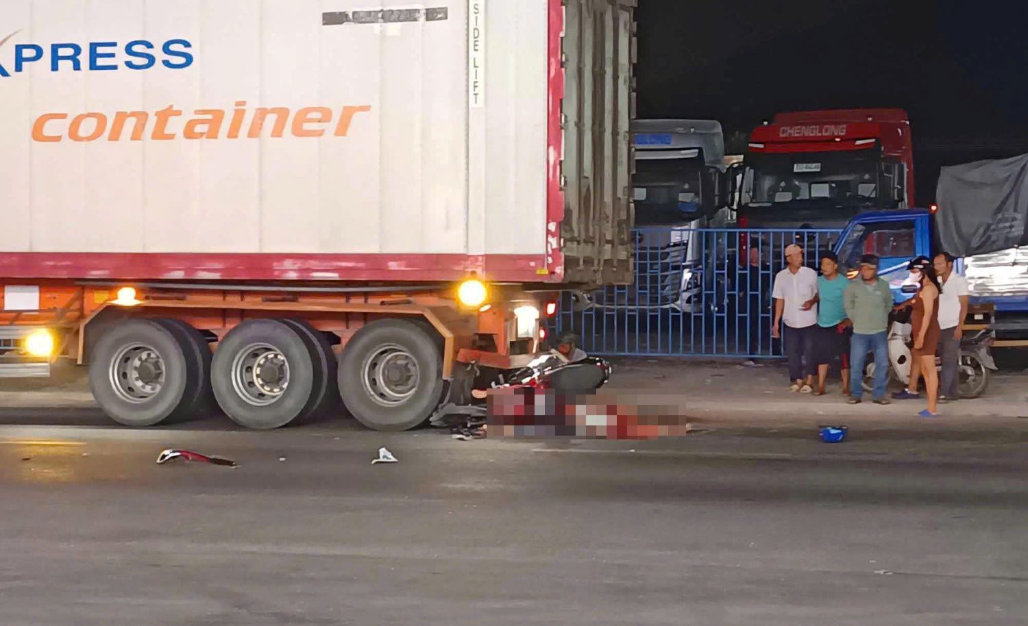 Scene of a traffic accident on National Highway 1 section passing through Dien Khanh commune, Khanh Hoa province on the evening of March 28. Photo: Khanh Hoa