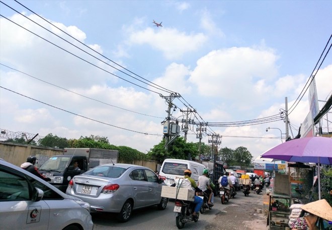 Đường Phạm Văn Bạch đoạn gần Trường Chinh chưa được mở rộng, thường xuyên ùn tắc. Ảnh: Minh Quân