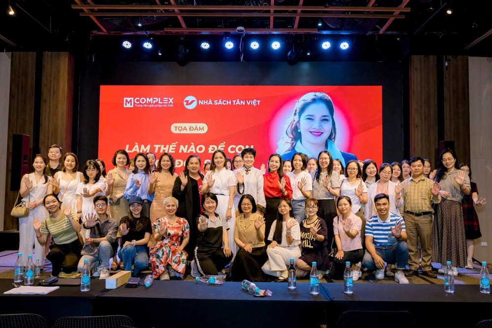 자녀가 독서를 좋아하게 만드는 방법" 좌담회는 많은 학부모들의 관심을 받았습니다. 사진: 조직위원회