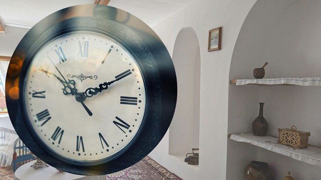 Hanging a clock opposite the main door can create invisible psychological pressure. Photo: Thanh Thanh