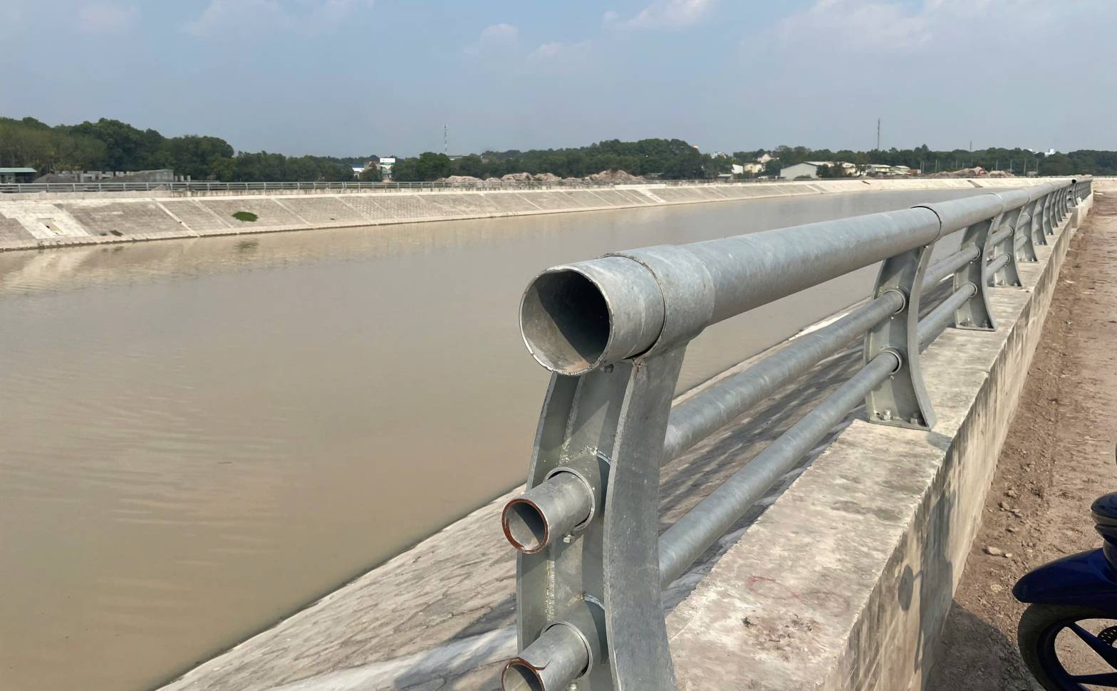 Suối Cái có rào chắn bằng sắp thép. Ảnh: Đình Trọng