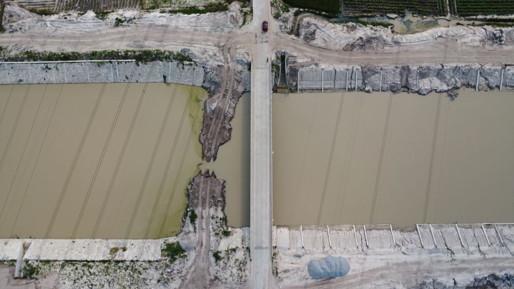 Cây cầu mới xây đoạn qua phường Bình Dương đã cho xe lưu thông. Ảnh: Đình Trọng