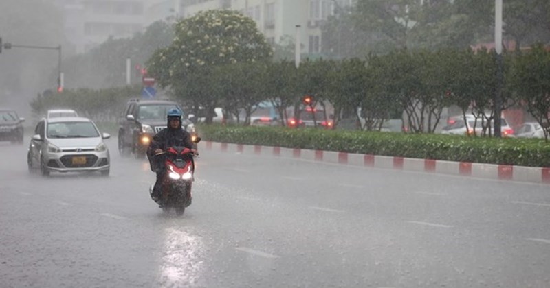 Hà Nội có dông trước khi đợt nắng nóng đầu tiên ập đến