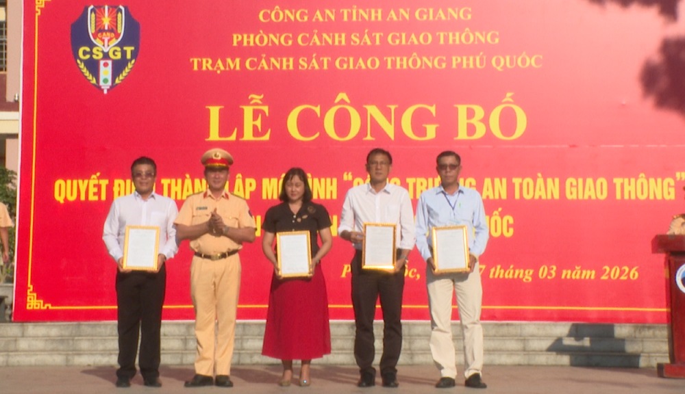 Công bố quyết định thành lập mô hình “Cổng trường an toàn giao thông”. Ảnh: Nam Phương