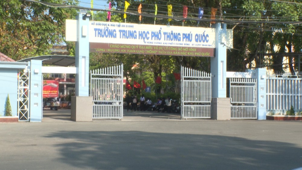 교통 안전 학교 정문" 모델은 푸 특별 구역의 5개 학교에서 시행됩니다. 사진: 남프엉