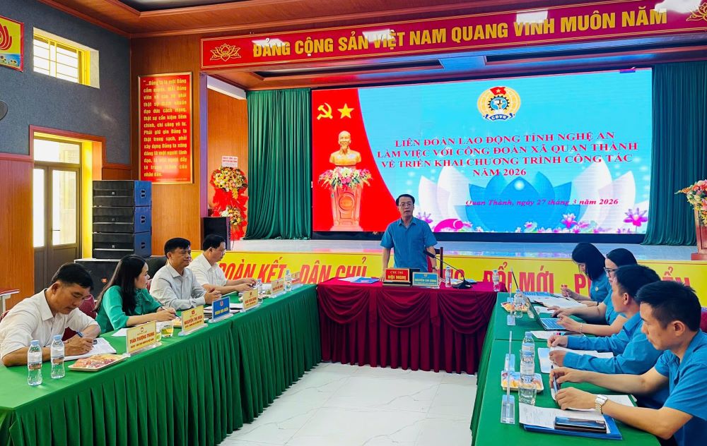 Nghe An Provincial Labor Federation requests Quan Thanh Commune Trade Union to strengthen inspection and supervision, ensuring the rights of workers. Photo: Nghe An Trade Union