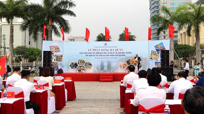 Lễ ra quân thực hiện công tác bảo đảm trật tự vỉa hè, vệ sinh môi trường và mỹ quan đô thị. Ảnh: Nguyễn Linh