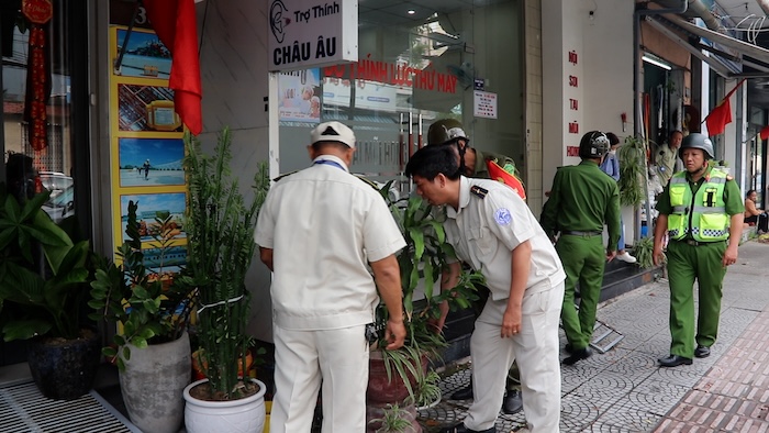 Ngay sau lễ ra quân, các lực lượng chức năng đồng loạt triển khai xuống đường, hướng dẫn người dân sắp xếp hàng hóa, phương tiện, trả lại không gian cho vỉa hè Đà Nẵng. Ảnh: Nguyễn Linh