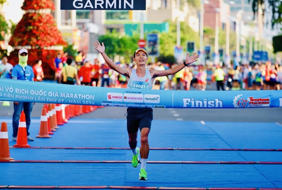 Hoàng Nguyên Thanh về nhất nội dung marathon - 42km nam chuyên nghiệp. Ảnh: TPM