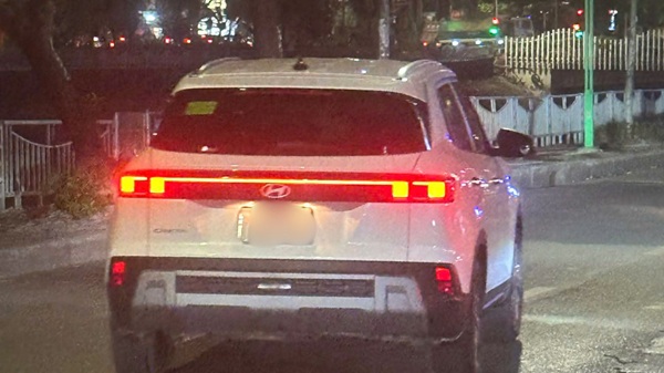 Chiếc xe ô tô của nhóm người chặn đường, hành hung nam sinh trên phố Nguyễn Khang. Ảnh: Gia đình nạn nhân cung cấp