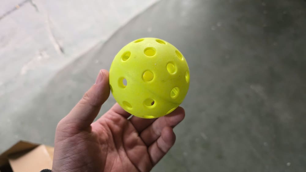 適切なピックルボールを選ぶための経験は、主婦がプレーする際に効果を発揮するのに役立ちます。写真:トゥアン・ダット