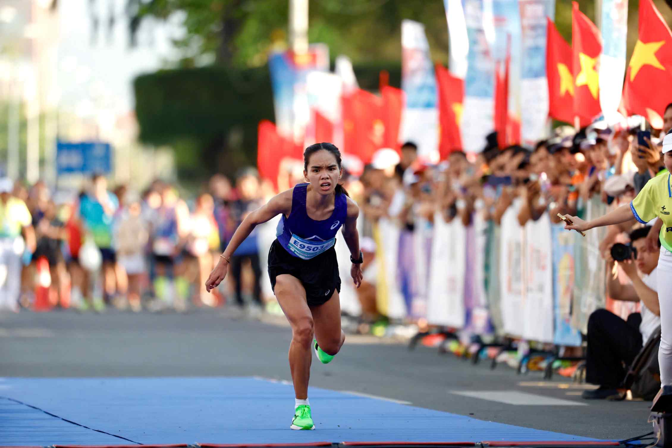 Sáng 29.3, Hoàng Thị Ngọc Hoa để lại dấu ấn đặc biệt trên đường chạy của Giải Vô địch Quốc gia Marathon (Tiền Phong Marathon) diễn ra tại Nha Trang, Khánh Hoà.
