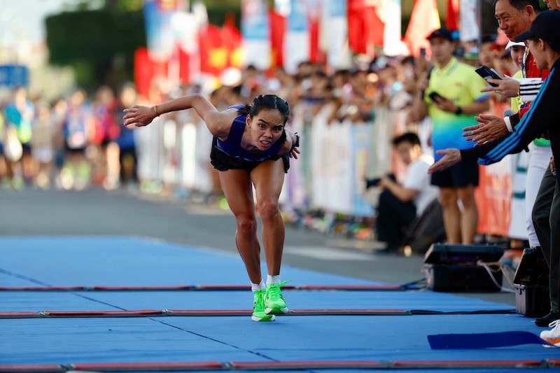 Trong khoảng 50 mét cuối, cô tỏ rõ dấu hiệu kiệt sức, đi bộ vài bước, sau đó cố gắng lấy lại nhịp chạy. Nhưng gần vạch đích, Ngọc Hoa xuống sức và mất thăng bằng.