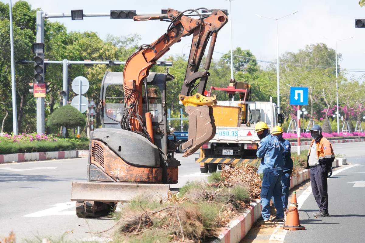 Thu hồi dây điện ngầm ở một đoạn đã thu hồi các trụ đèn chiếu sáng trang trí. Ảnh: Thành An