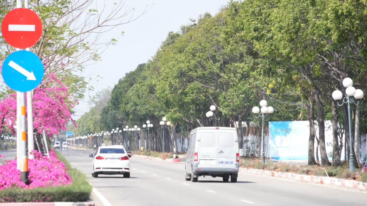 Dãy đèn chiếu sáng trang trí  trên dải phân cách sẽ bị thu hồi. Ảnh: Thành An