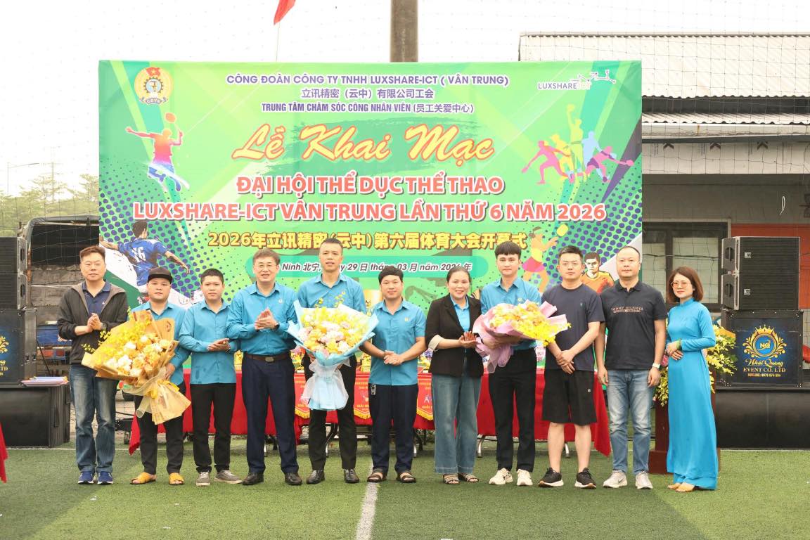 Los líderes de la Federación Laboral Provincial de Bac Ninh entregan flores para felicitar los Juegos Deportivos de Luxshare-ICT Co., Ltd. (Van Trung). Foto: Quyet Chien