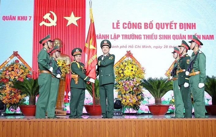 El teniente general Nguyen Truong Thang, miembro del Comité Central del Partido, miembro de la Comisión Militar Central, viceministro de Defensa, entregó la Bandera Militar de la Victoria a la Escuela Militar Juvenil del Sur. Foto: Ministerio de Defensa